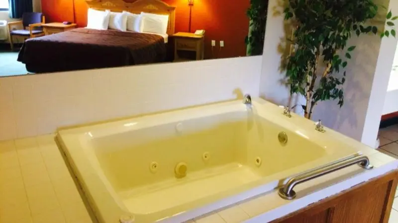 Hotels with jacuzzi in room in Stilwell