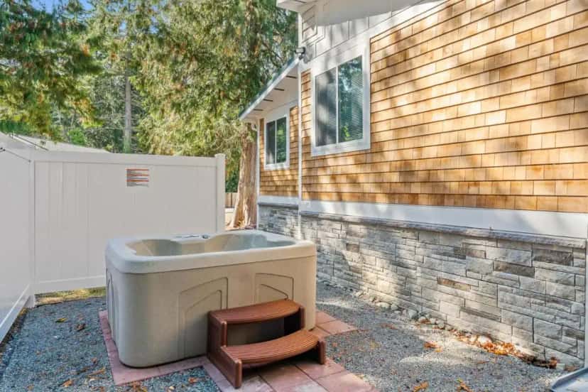 Private outdoor hot tub at Relajate y recargate de buena vibra en nuestras cabanas de Camano Island in Tulalip, WA