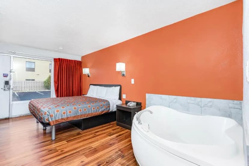 Hotels with jacuzzi in room in Scarborough Blvd