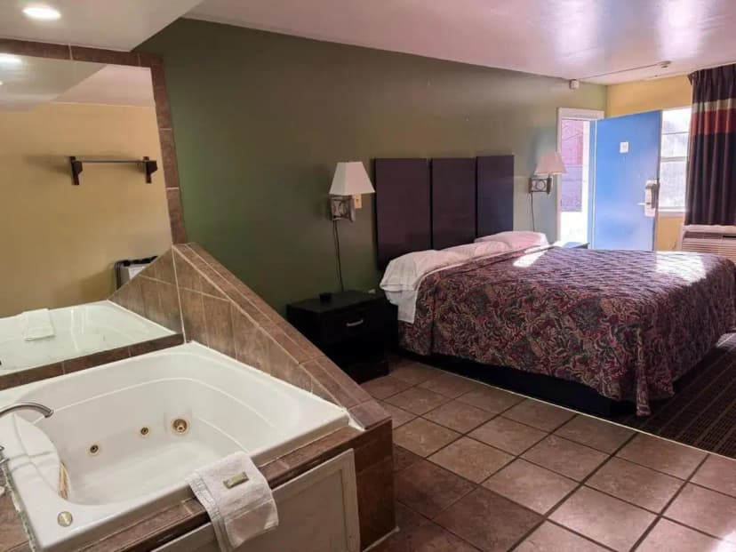 Hotels with jacuzzi in room in Norfolk