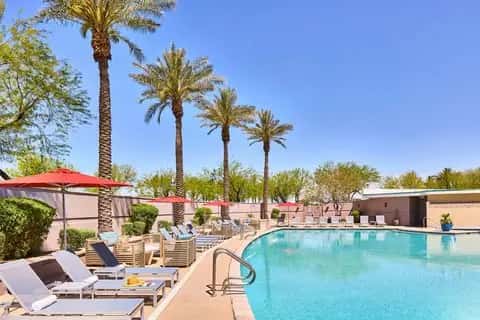 Renaissance Phoenix Glendale Hotel & Conference Center — guest room