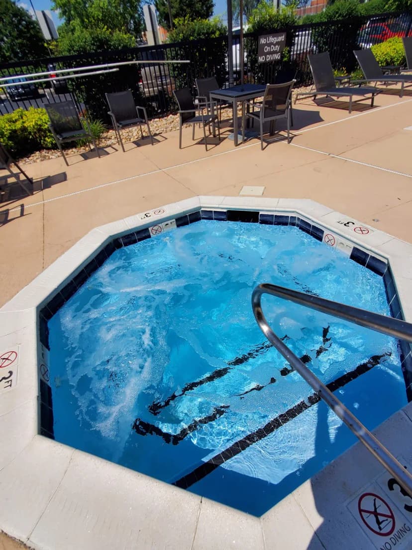 Hotels with jacuzzi in room in Roanoke