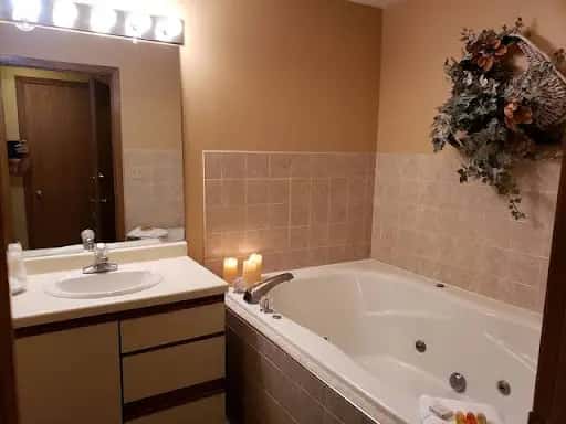 In-room hot tub at Rib Mountain Inn in Wausau, WI