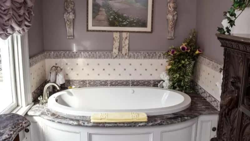 In-room hot tub at Richard Johnston Inn in Fredericksburg, VA
