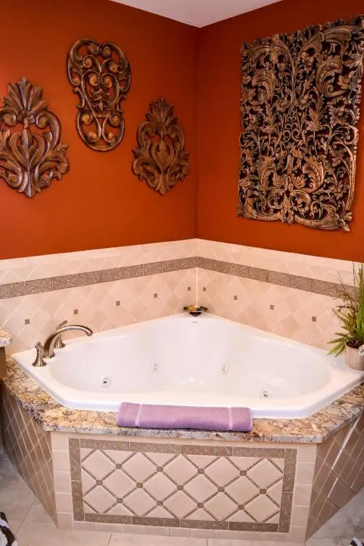 Hotels with jacuzzi in room in Fredericksburg