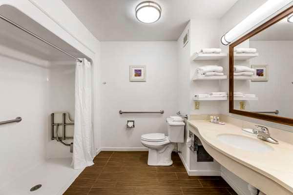Richfield Inn — bathroom