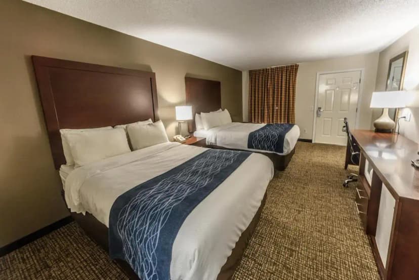 Hotels with jacuzzi in room in Lawrenceburg