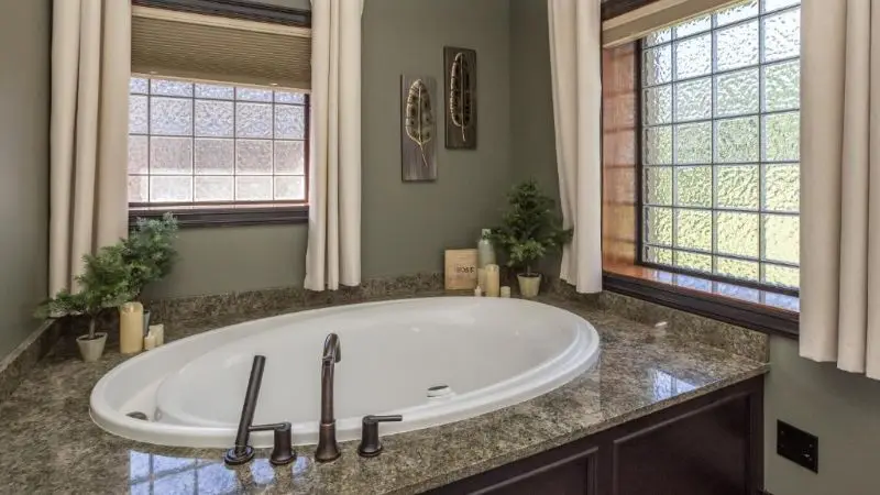Hotels with jacuzzi in room in Le Claire