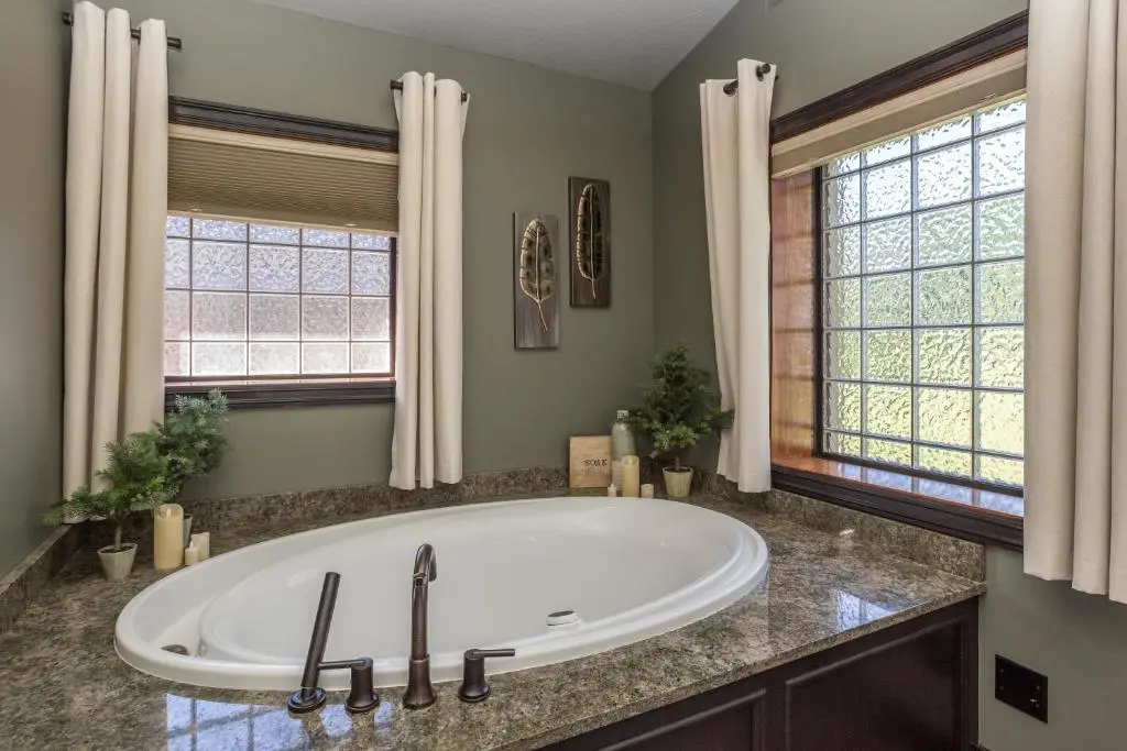 Hotels in Le Claire with a jacuzzi in the room