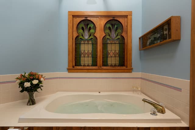 Jetted bathtub