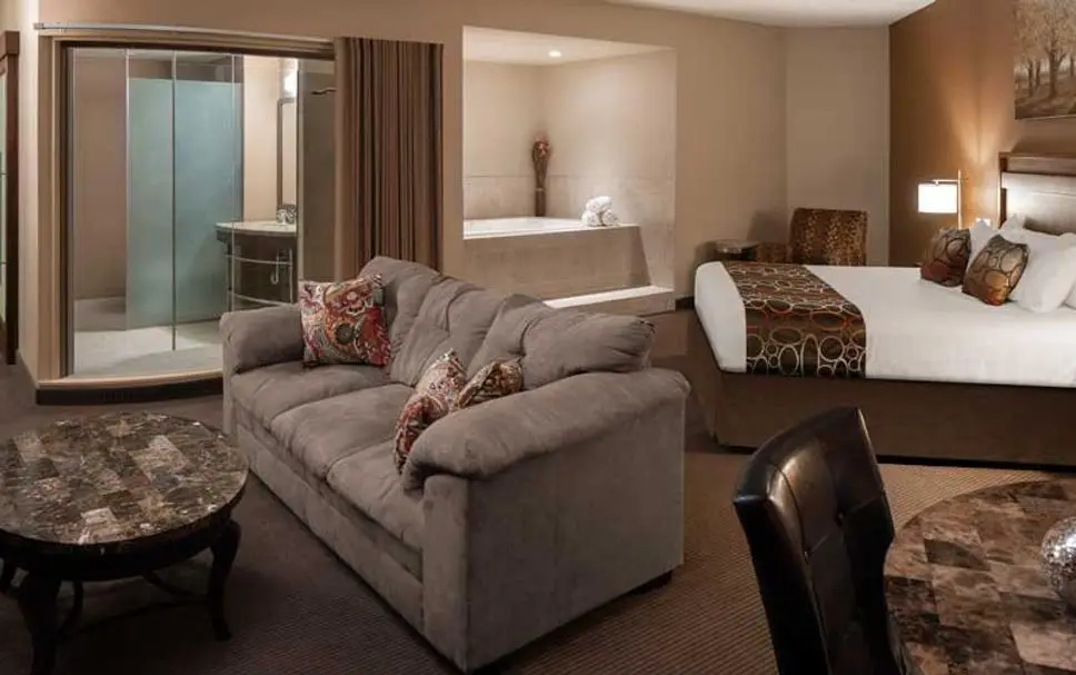 Hotels with jacuzzi in room in Riverside