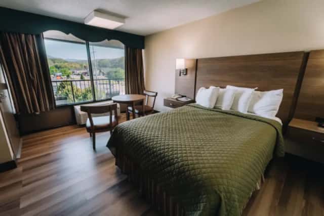 Riverside Motor Lodge — guest room