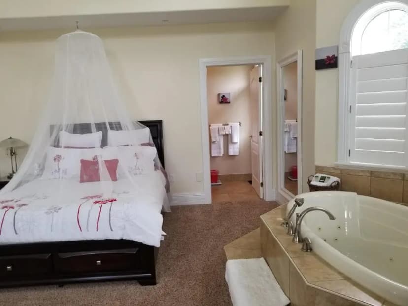 Hotels with jacuzzi in room in Lansdowne