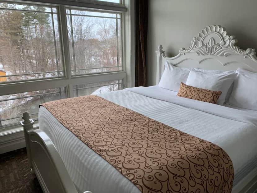 Riverwalk Place Resort & Spa — guest room
