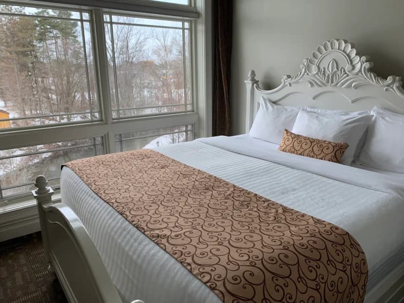 Hotels with jacuzzi in room in Gladwin