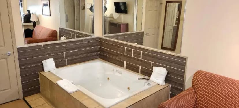 Hotels with jacuzzi in room in Gananoque