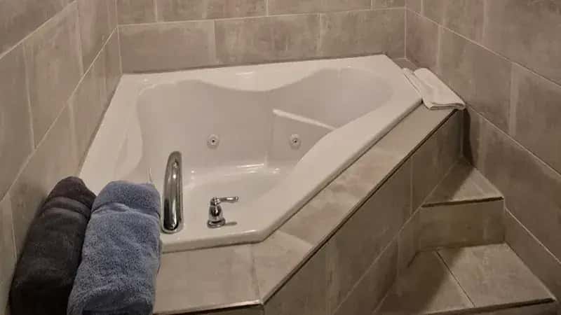 In-room hot tub at Riviera Motel in Erie, PA