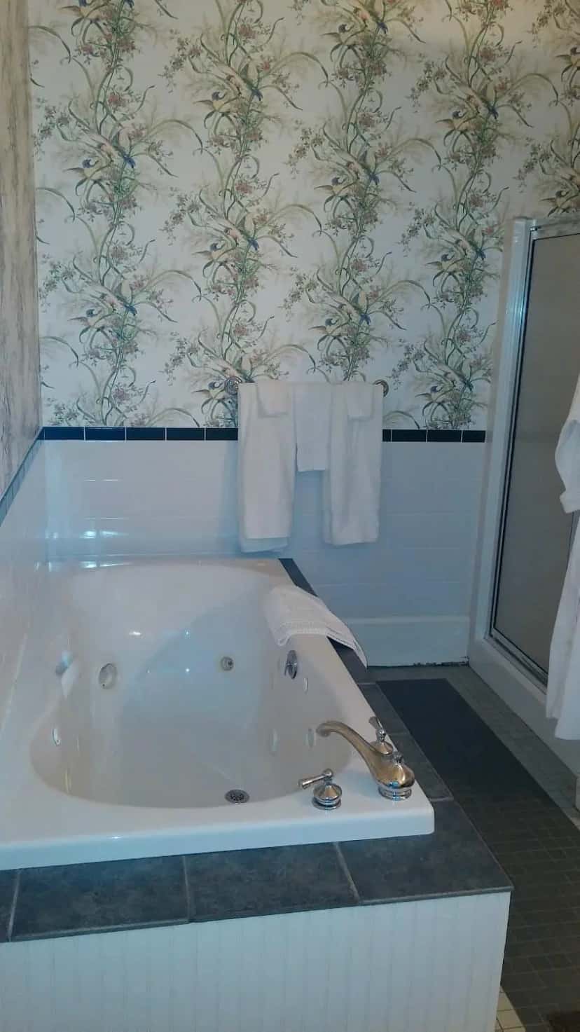 In-room hot tub at Rockwood Manor in Dublin, VA