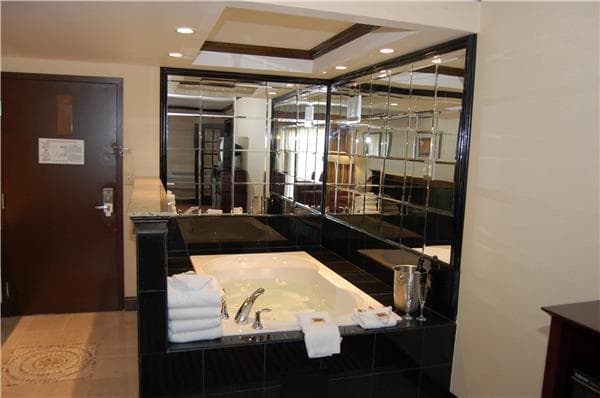 Jetted bathtub