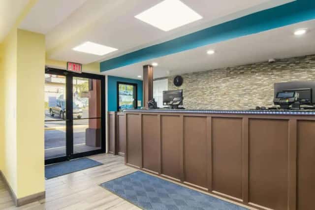 Rodeway Inn & Suites Monroeville-Pittsburgh — guest room