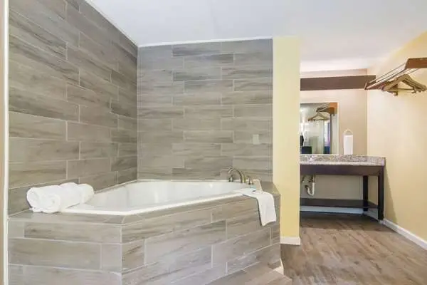 In-room hot tub at Rodeway Inn & Suites Monroeville-Pittsburgh in Monroeville, PA