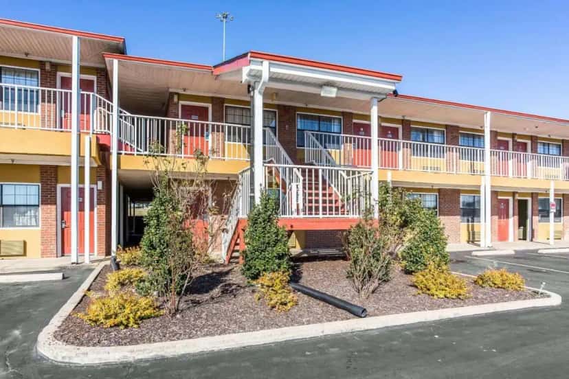 In-room hot tub at Rodeway Inn & Suites Smyrna in Smyrna, TN