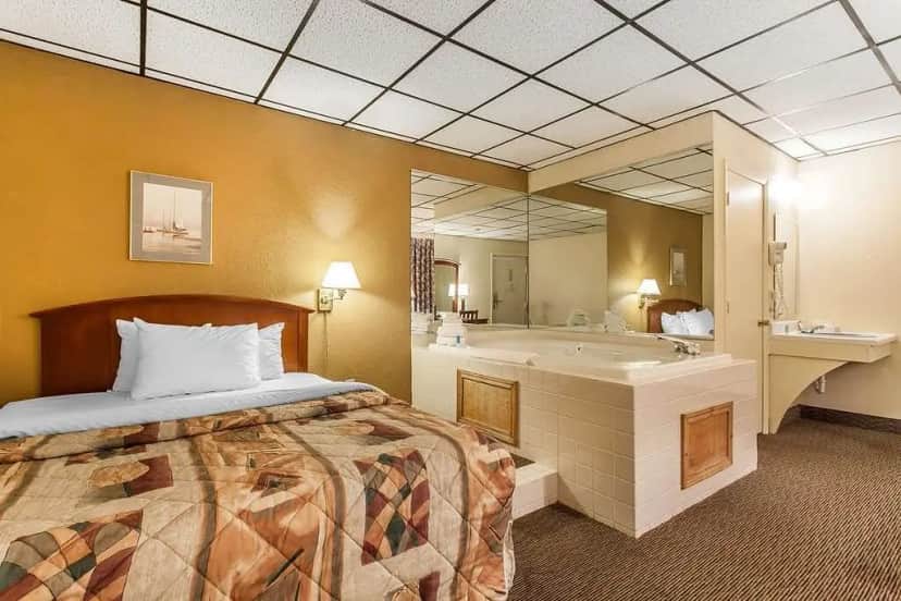 Rodeway Inn Cedar Point North hotel photo 1 in Sandusky, Ohio