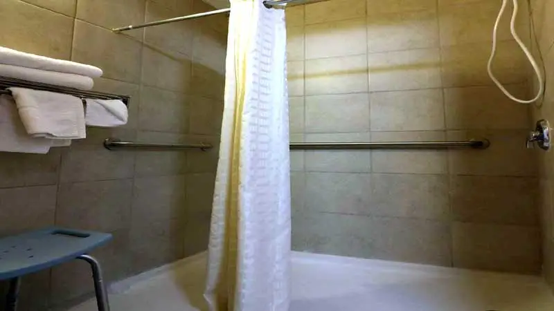 Deep soaking bathtub at Rodeway Inn McPherson
