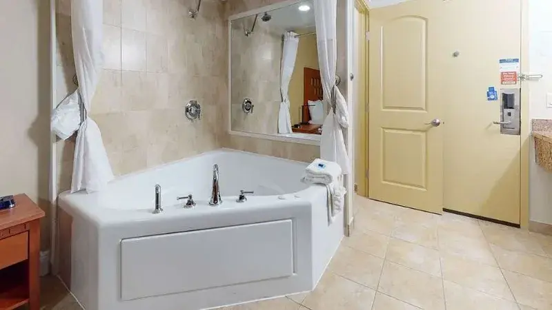 Hotels with jacuzzi in room in Paterson