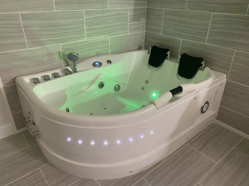 Private in-room jacuzzi in the Design Room, 1 Queen Bed, Non Smoking, Hot Tub at Rodeway Inn