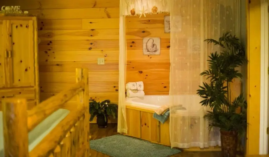 Private in-room jacuzzi at Romantic Jacuzzi Cabin Suite