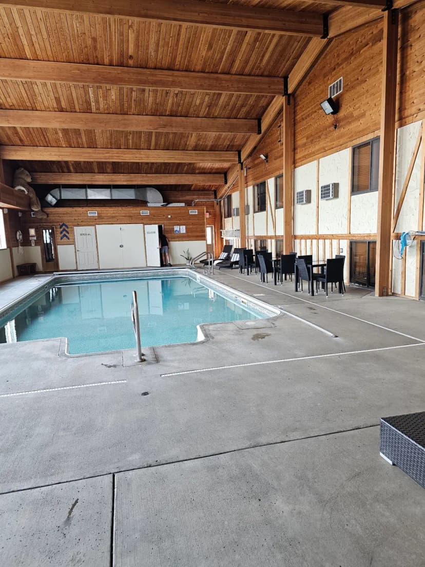 Hotels with jacuzzi in room in Watford City
