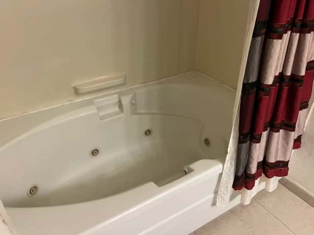 Jetted bathtub at Rosedale Inn