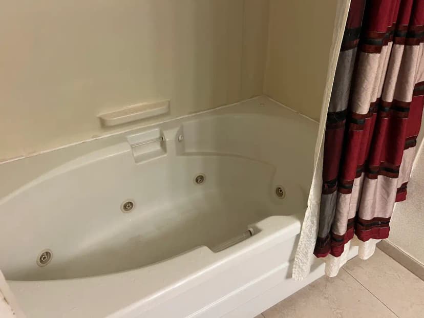 Hotels with jacuzzi in room in Pacific Grove