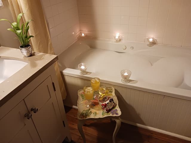 Deep soaking bathtub