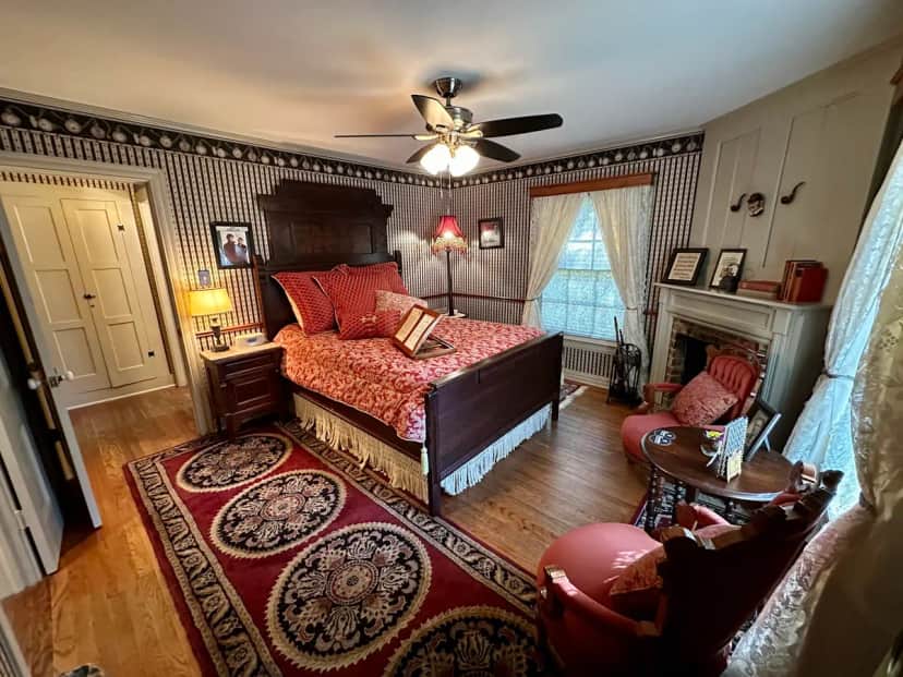 Rosevine Inn Bed & Breakfast and Extended Stay Lodging — guest room