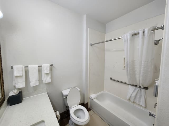 Deep soaking bathtub