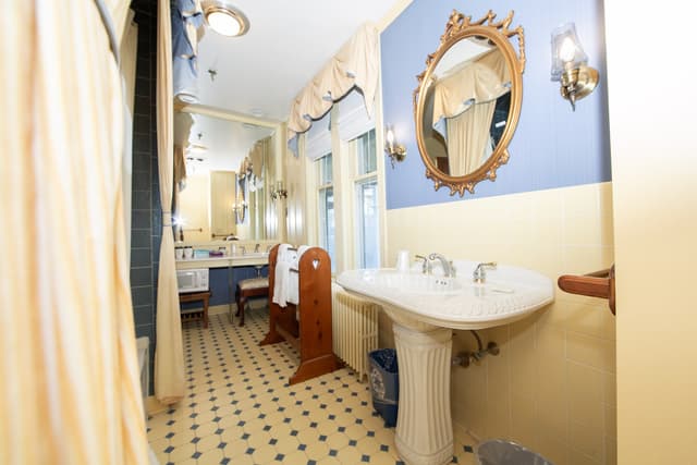 Deep soaking bathtub