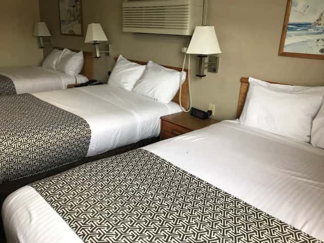 Sandusky Inn — guest room
