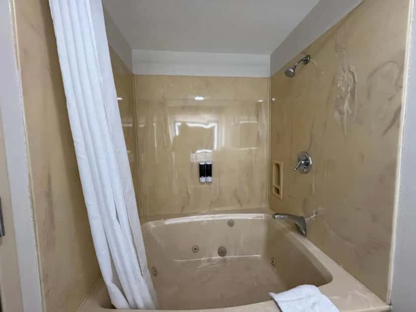 In-room jacuzzi tub at Sandusky Inn in Sandusky, OH