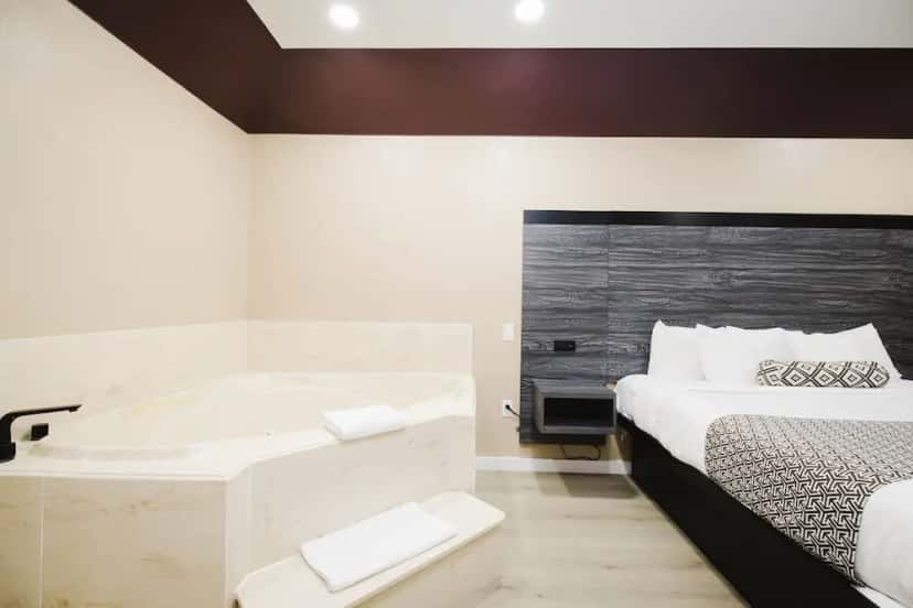 In-room hot tub at Sapphire Inn & Suites in Channelview, TX