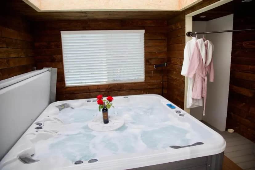 Private in-room jacuzzi in the Four-Bedroom House at Scenic Lake View Home