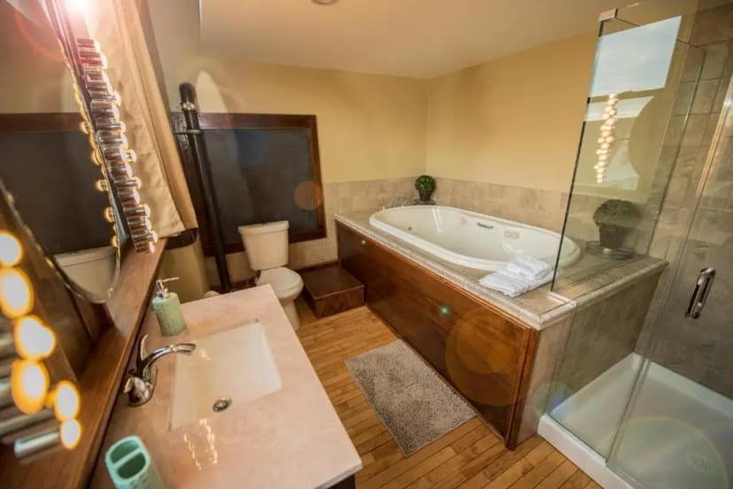Hotels with jacuzzi in room in Rochester