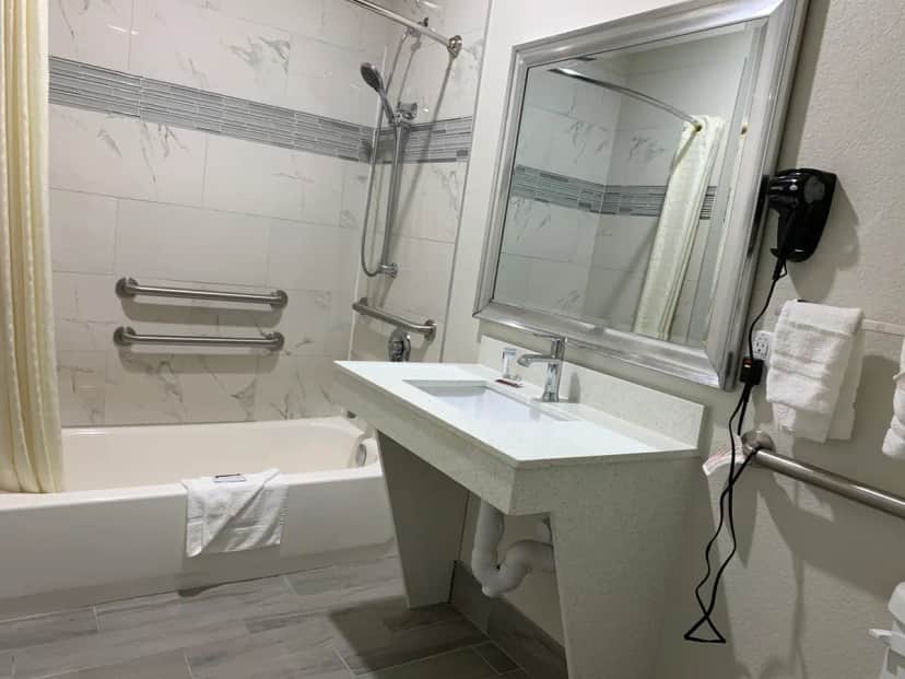 Deep soaking bathtub at Scottish Inns & Suites - IAH Airport