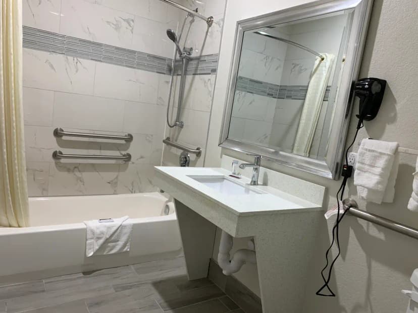 Hotels with jacuzzi in room in Humble