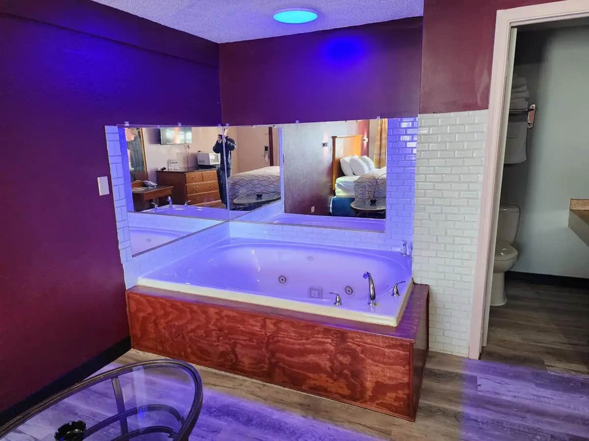 Private in-room jacuzzi tub in the King Room with Spa Bath - Smoking at Scottish Inns Harrisburg – Hershey South
