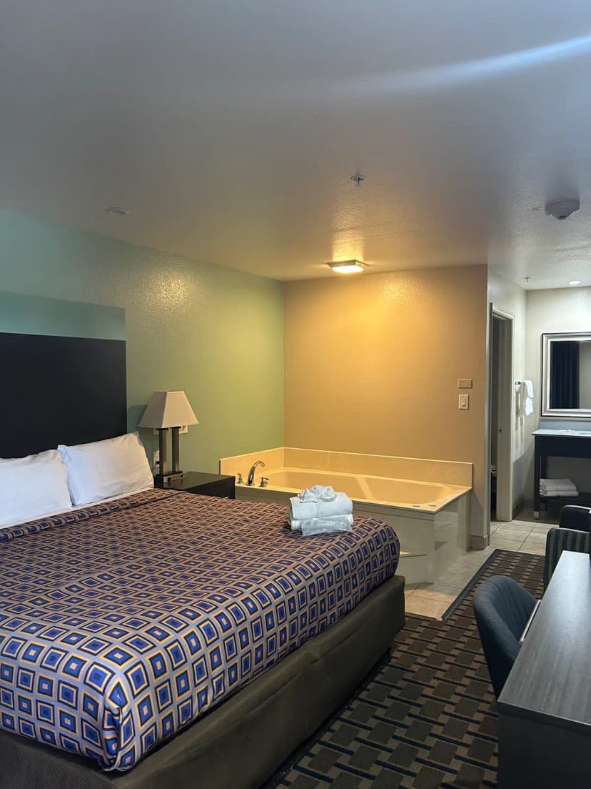 Hotels with jacuzzi in room in White Settlement