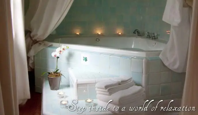 In-room hot tub at Scranton Seahorse Inn in Madison, IN