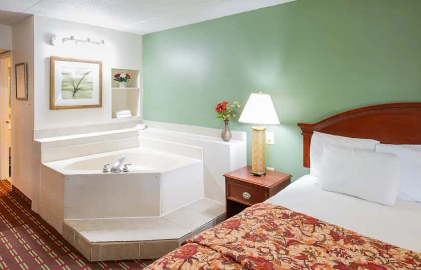 In-room hot tub at Select Inn Murfreesboro in Murfreesboro, TN