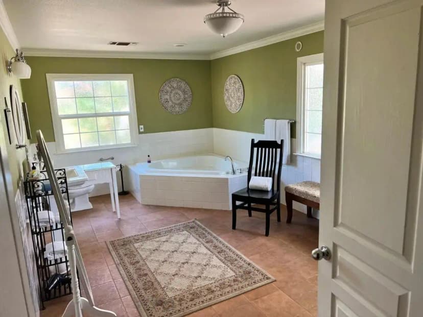 Hotels with jacuzzi in room in Fowler